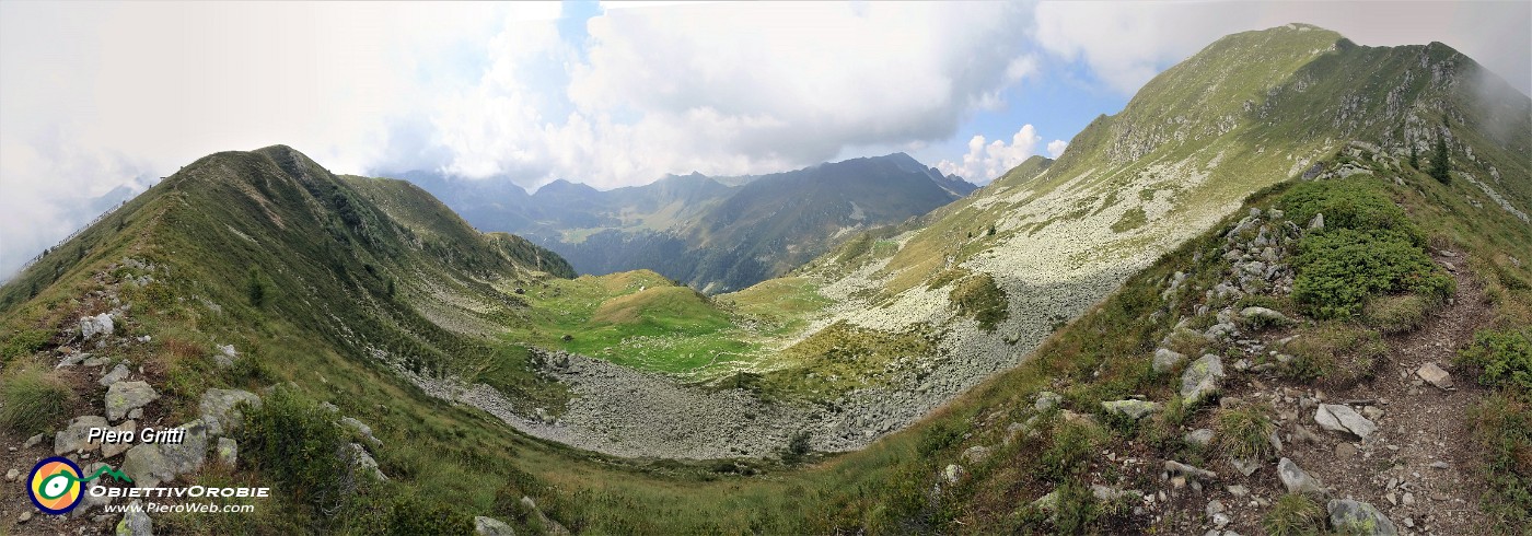 62 Vista panoramica su Monte Valegino (2415 m) a dx e Monte Arete (2227 m) a sx.jpg